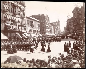 Polis marscherar i en polisparad i New York City, New York, 1898 (silvergelatintryck)